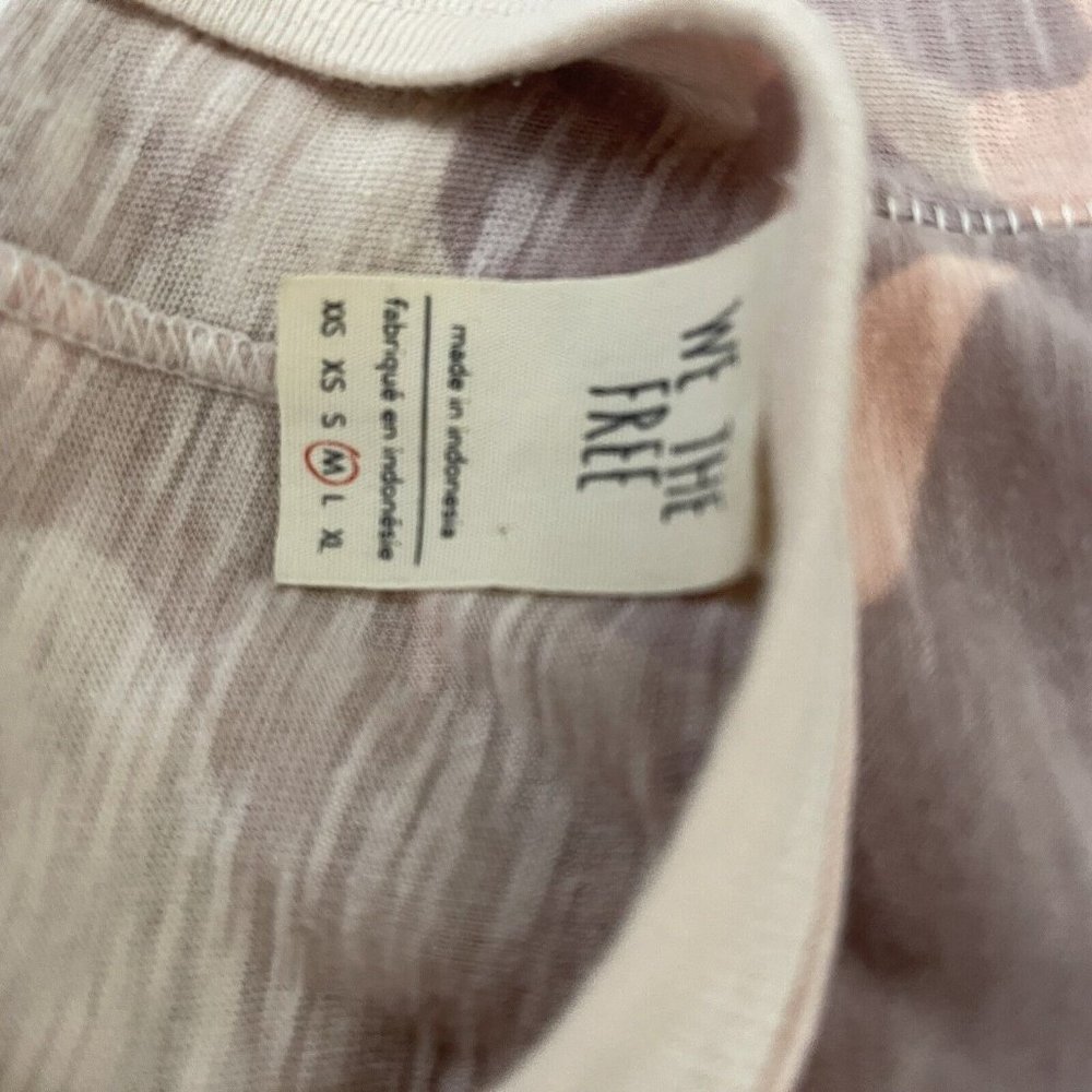 We  the free women’s camo T-shirt top size medium beige short sleeve Cotton - Picture 5 of 5